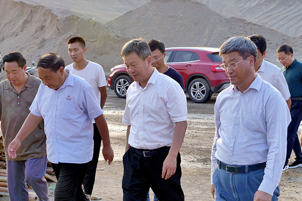 輝縣市委書記郭書佩和長(zhǎng)城機(jī)械董事長(zhǎng)