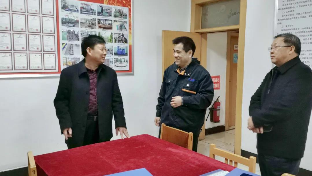 新鄉(xiāng)市總工會副主席王世良(左一)、輝縣市總工會主席李樹林(右一)指導工作