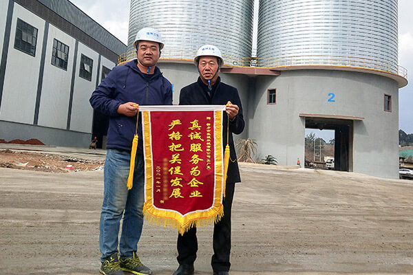 云南客戶為新鄉(xiāng)長(zhǎng)城機(jī)械送錦旗 云南客戶為新鄉(xiāng)長(zhǎng)城機(jī)械送錦旗