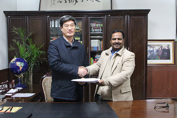 新鄉(xiāng)長城機(jī)械與巴基斯坦客戶合作現(xiàn)場(chǎng) 新鄉(xiāng)長城機(jī)械與巴基斯坦客戶合作現(xiàn)場(chǎng)