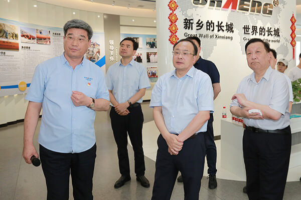 新鄉(xiāng)市政府市長魏建平到長城機(jī)械調(diào)研督導(dǎo)“萬人助萬企”活動(dòng)開展情況 新鄉(xiāng)市政府市長魏建平到長城機(jī)械調(diào)研督導(dǎo)“萬人助萬企”活動(dòng)開展情況