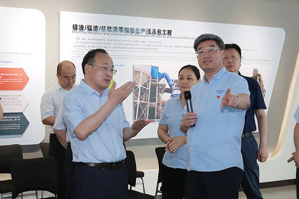 新鄉(xiāng)市政府市長魏建平到長城機(jī)械調(diào)研督導(dǎo)“萬人助萬企”活動(dòng)開展情況 新鄉(xiāng)市政府市長魏建平到長城機(jī)械調(diào)研督導(dǎo)“萬人助萬企”活動(dòng)開展情況