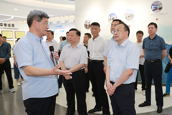 新鄉(xiāng)市政府市長魏建平到長城機(jī)械調(diào)研督導(dǎo)“萬人助萬企”活動(dòng)開展情況 新鄉(xiāng)市政府市長魏建平到長城機(jī)械調(diào)研督導(dǎo)“萬人助萬企”活動(dòng)開展情況