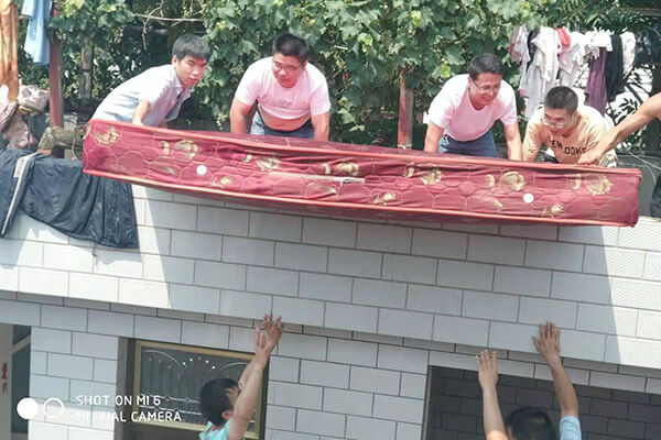 新鄉(xiāng)長(zhǎng)城給受災(zāi)員工送物資 新鄉(xiāng)長(zhǎng)城給受災(zāi)員工送物資