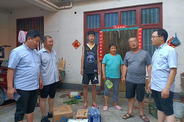 新鄉(xiāng)長(zhǎng)城給受災(zāi)員工送物資 新鄉(xiāng)長(zhǎng)城給受災(zāi)員工送物資