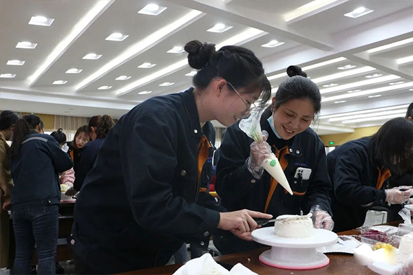 新鄉(xiāng)長城機械舉辦慶三八蛋糕DIY活動現(xiàn)場