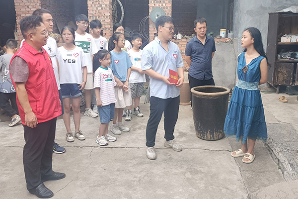 新鄉(xiāng)長(zhǎng)城集團(tuán)愛心家庭攜手輝縣義工“愛心助學(xué)，點(diǎn)亮希望”