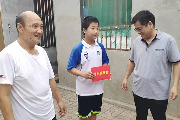 新鄉(xiāng)長(zhǎng)城集團(tuán)愛心家庭攜手輝縣義工“愛心助學(xué)，點(diǎn)亮希望”